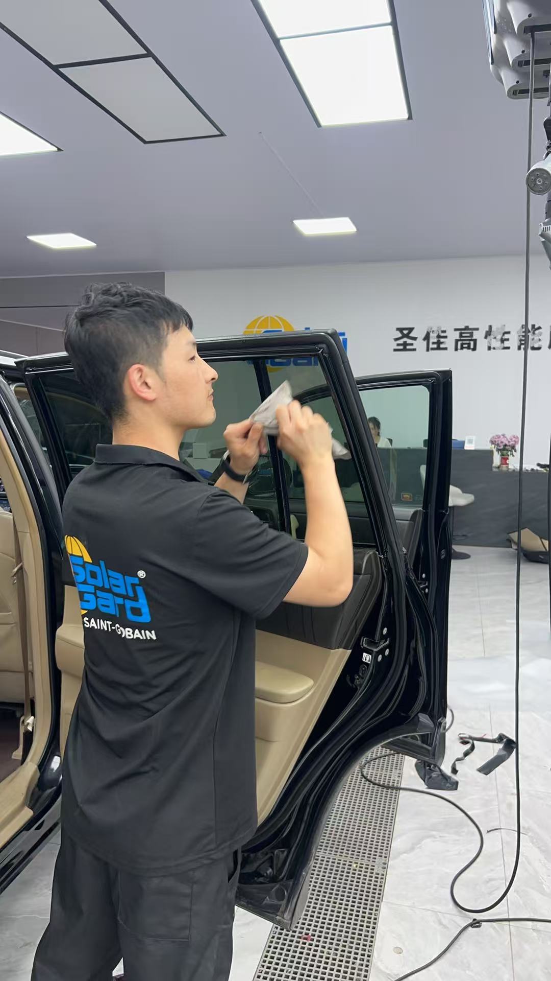 专业技师处理汽车贴膜边缘细节