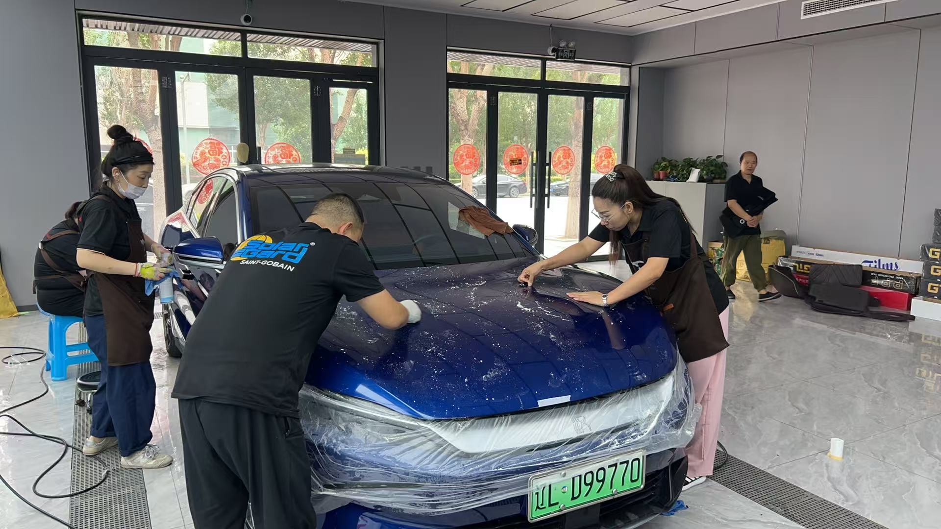 专业团队正在进行汽车隐形车衣施工